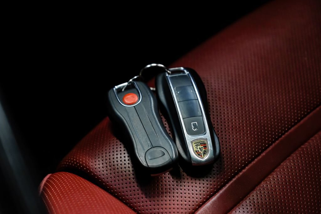 Used 2021 Porsche Cayenne GTS w/ Sport Chrono Package (8LH) AWD/4WD image 86