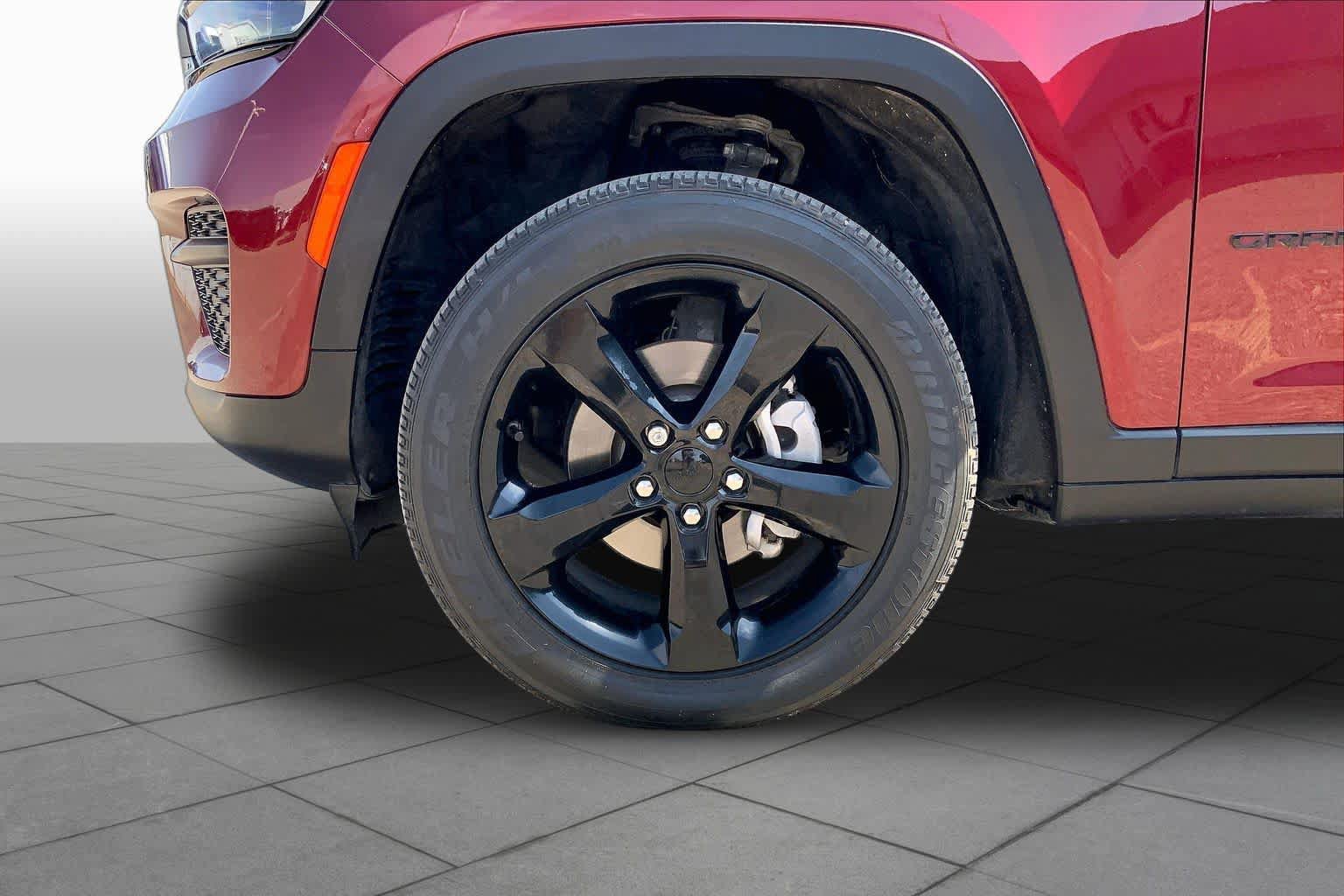 Used 2023 Jeep Grand Cherokee Altitude AWD/4WD image 10
