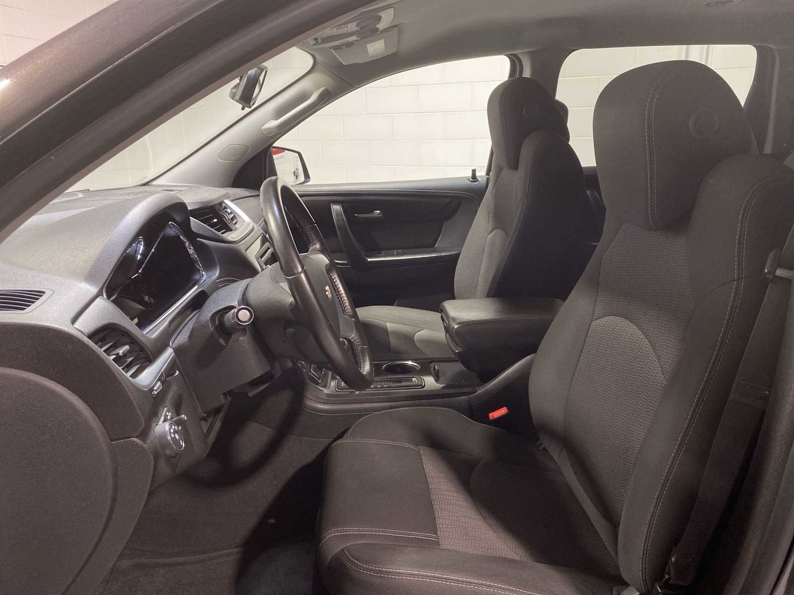 Used 2016 Chevrolet Traverse LT w/ Style and Technology Package image 2