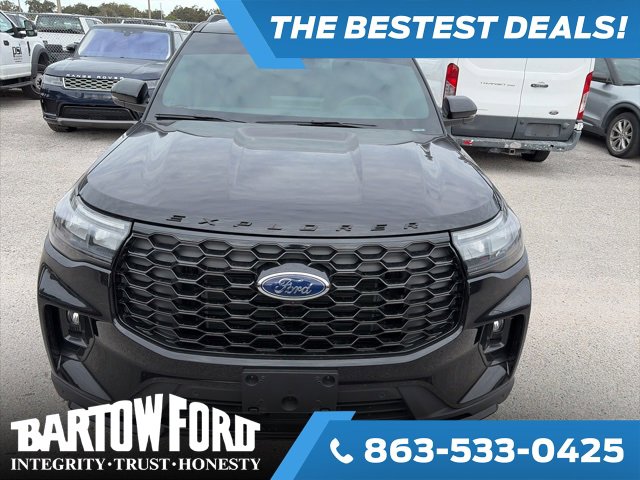 Used 2025 Ford Explorer ST-Line w/ Premium Package image 2