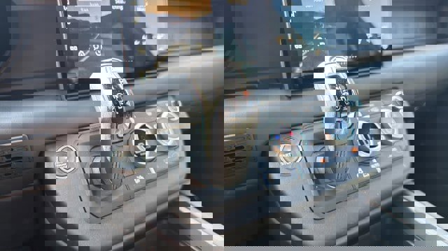 Used 2025 Land Rover Defender 110 X-Dynamic SE image 23