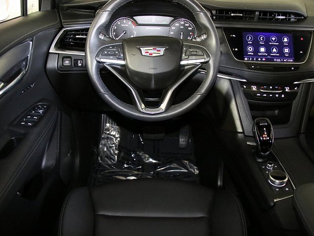 Used 2023 Cadillac XT6 Luxury image 3