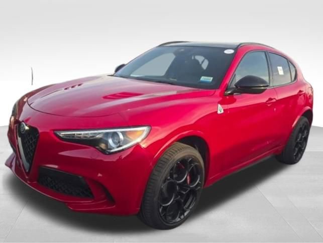 Used 2023 Alfa Romeo Stelvio Quadrifoglio image 2