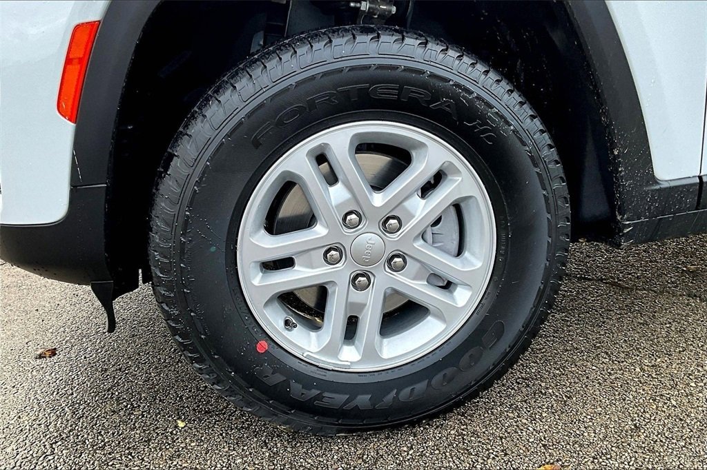 New 2025 Jeep Grand Cherokee Laredo w/ Luxury Tech Group I image 12