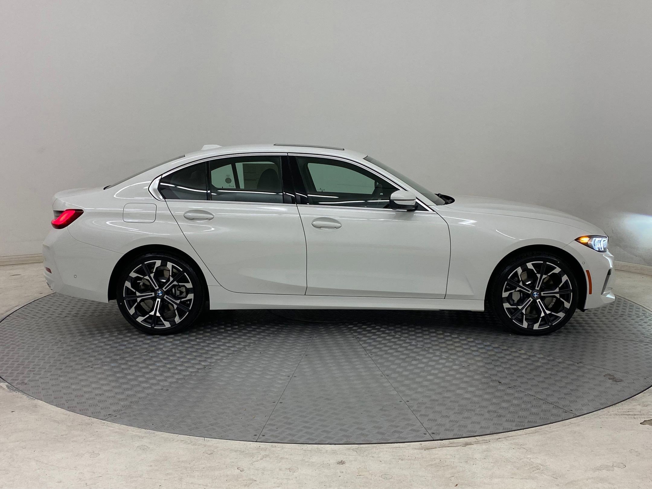 Used 2025 BMW 330i xDrive Sedan w/ Convenience Package image 7