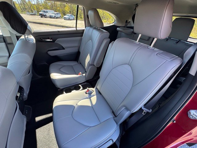 Certified 2022 Toyota Highlander XLE AWD/4WD image 17