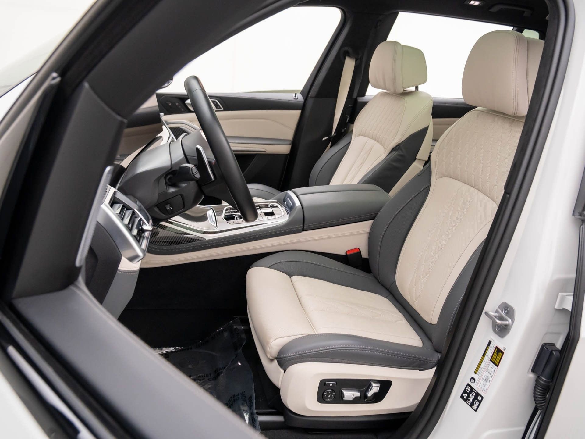 Certified 2025 BMW X7 M60i image 17