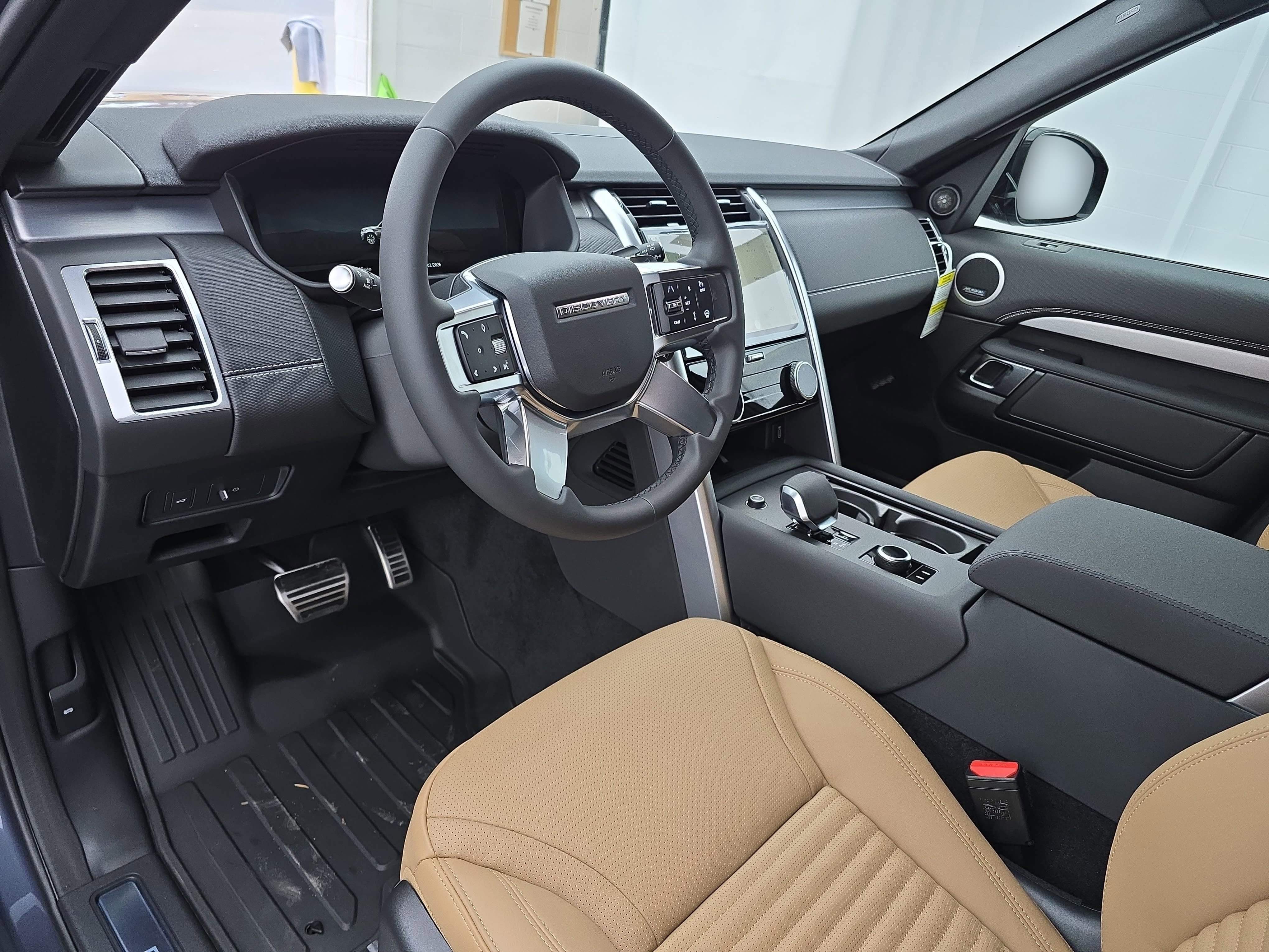 New 2026 Land Rover Discovery Dynamic SE image 16