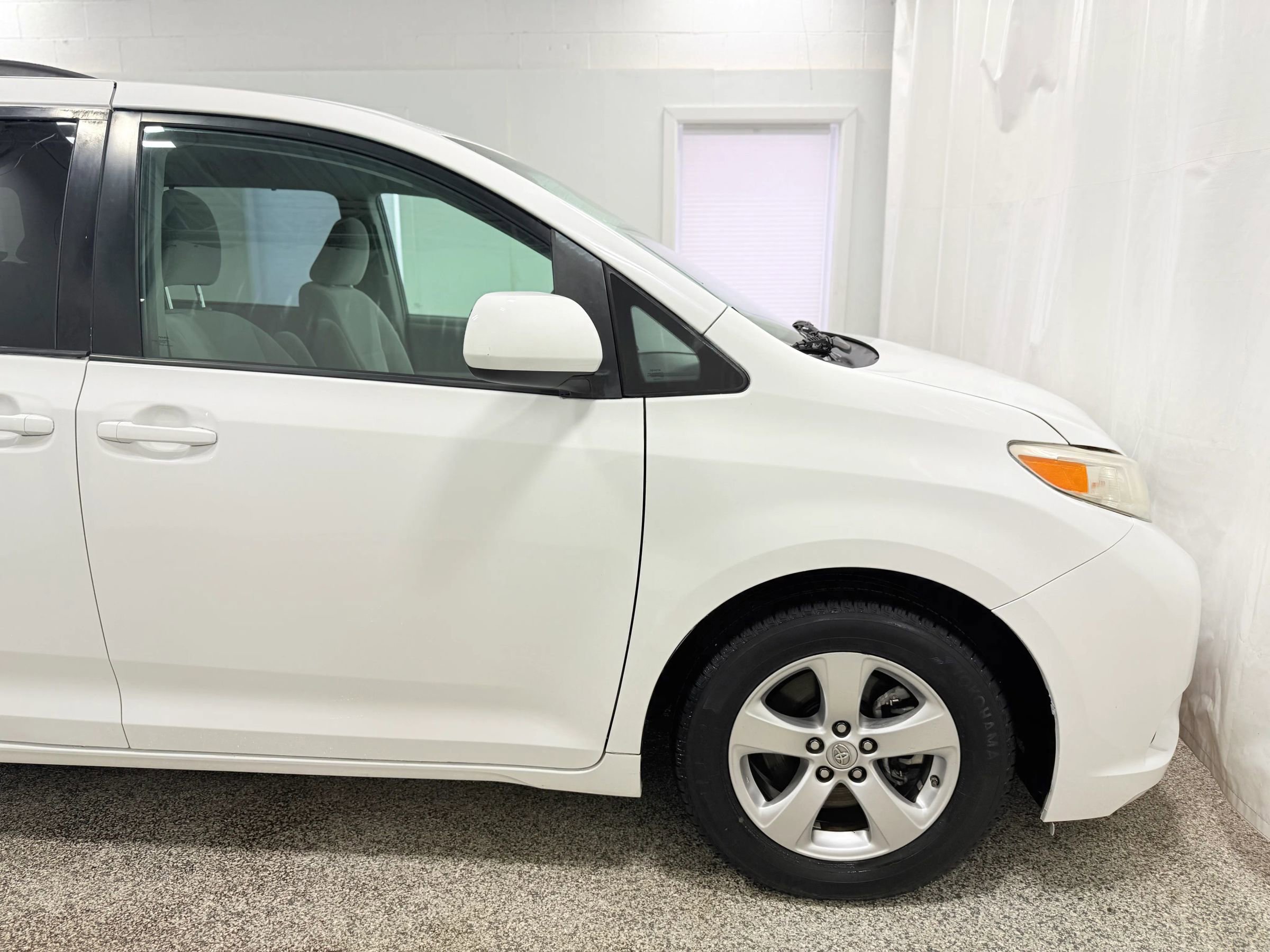 Used 2017 Toyota Sienna LE image 8