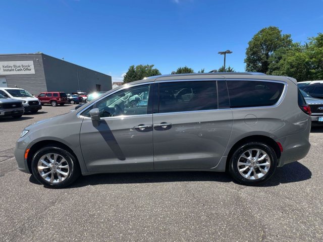 Used 2021 Chrysler Pacifica Touring-L w/ Uconnect Theater Family Group AWD/4WD image 9
