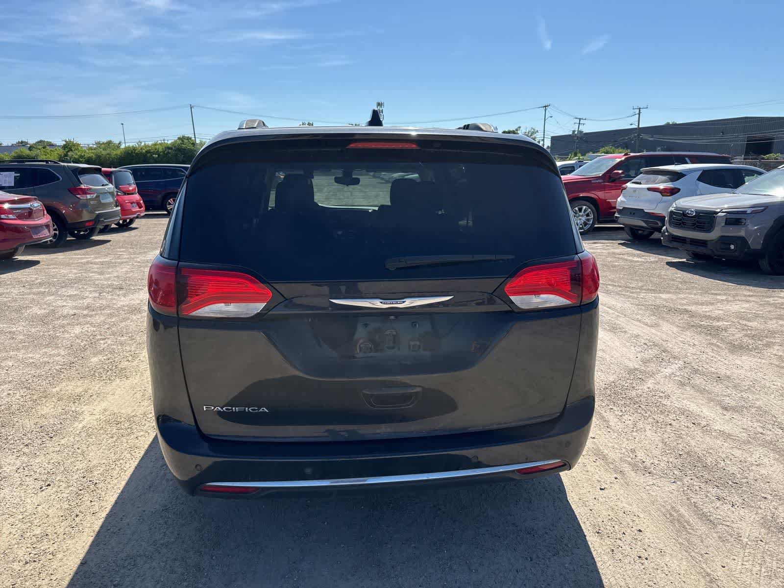 Used 2018 Chrysler Pacifica Touring-L FWD image 13