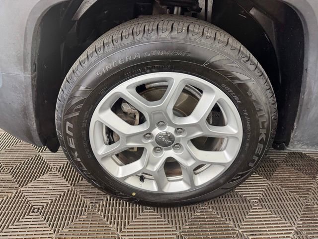 Used 2015 Jeep Renegade Latitude FWD image 24
