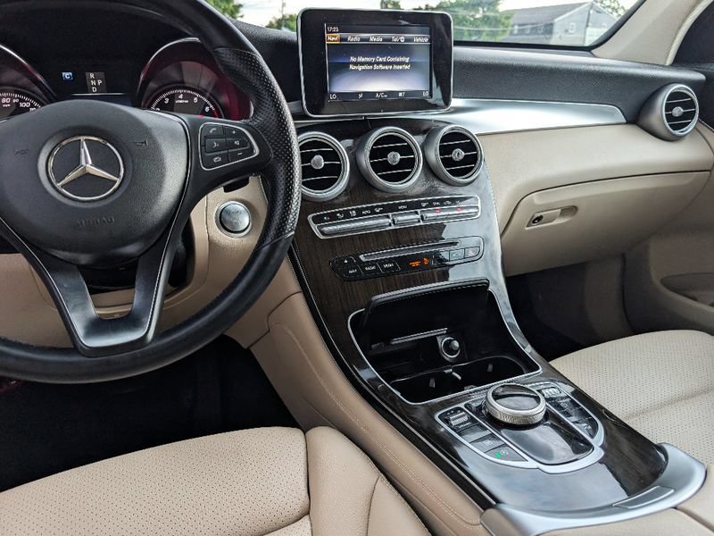 Used 2018 Mercedes-Benz GLC 300 4MATIC image 24