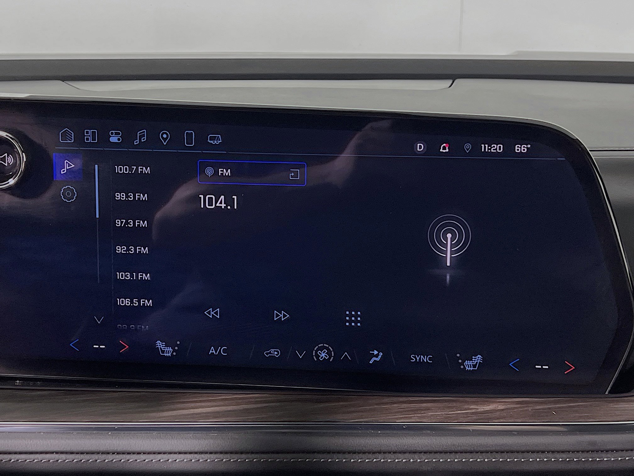 Used 2025 Chevrolet Suburban Z71 image 27