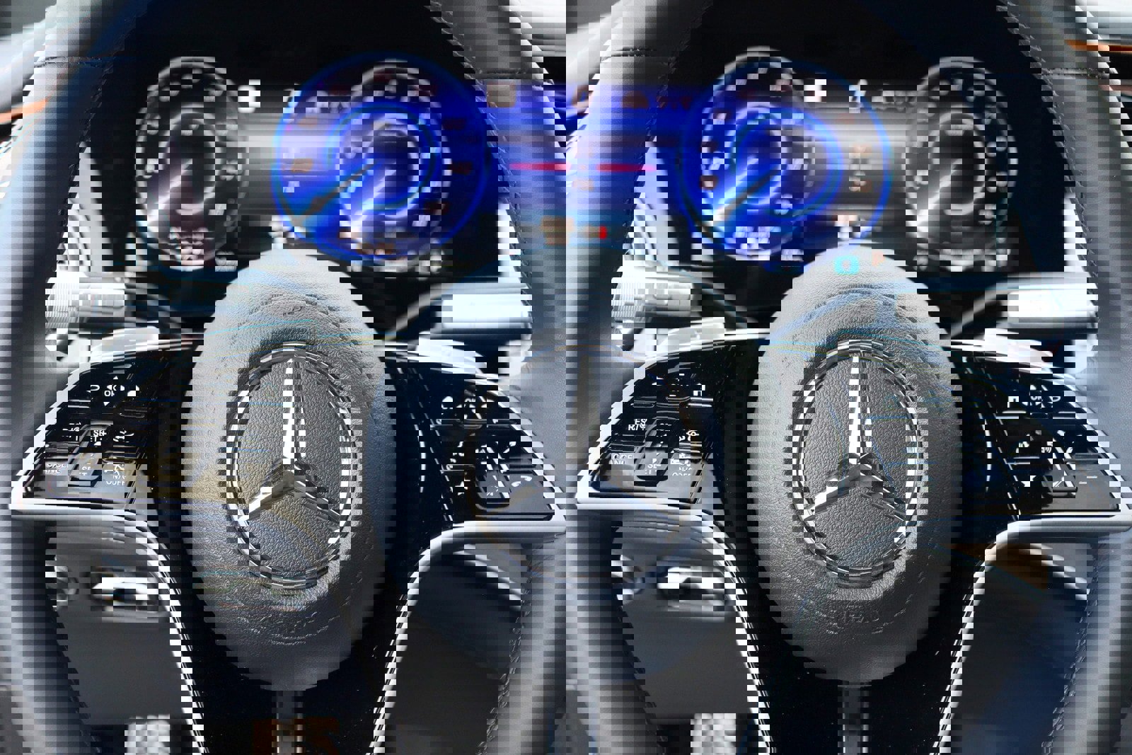 Used 2025 Mercedes-Benz EQS 450+ 4MATIC SUV w/ Winter Package image 33