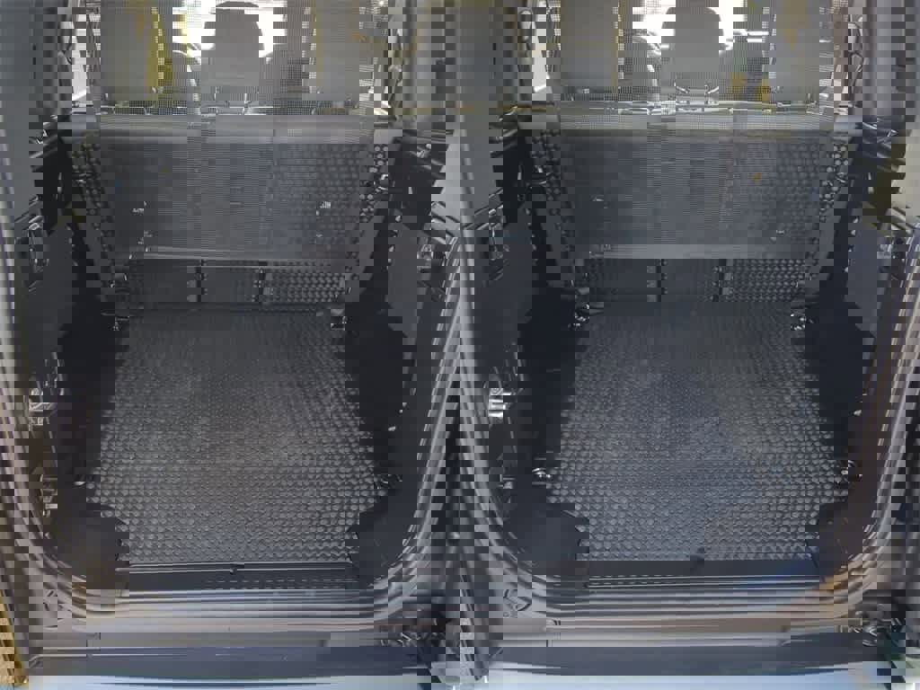 Used 2022 Land Rover Defender 110 SE image 33