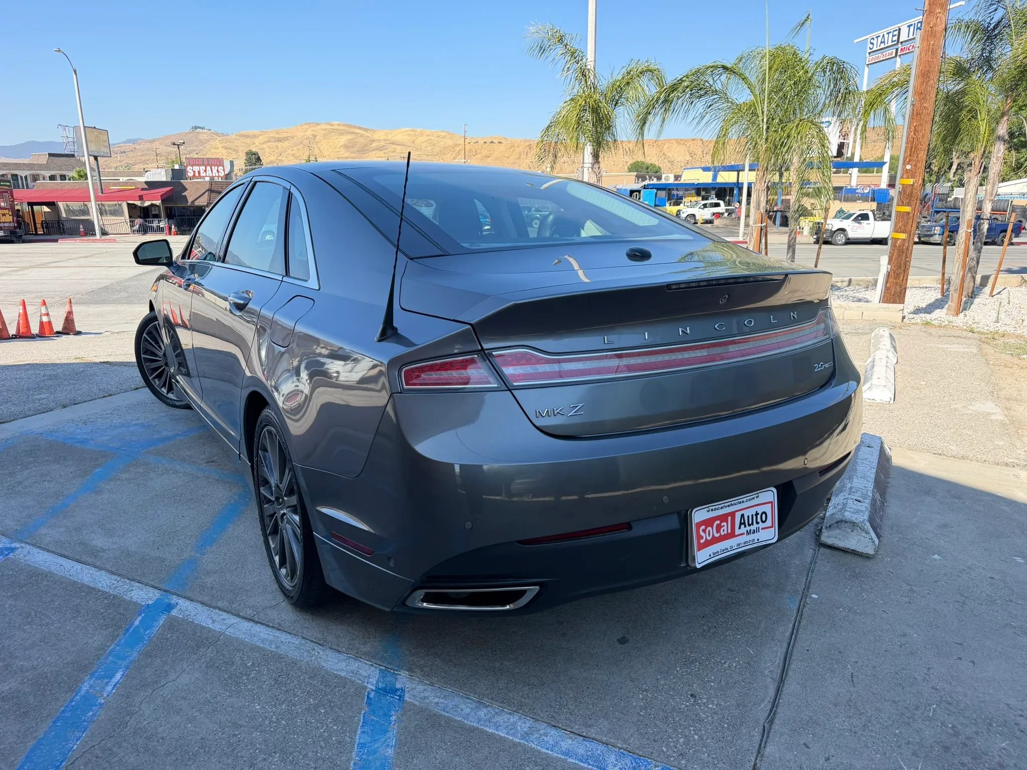 Used 2014 Lincoln MKZ FWD image 4