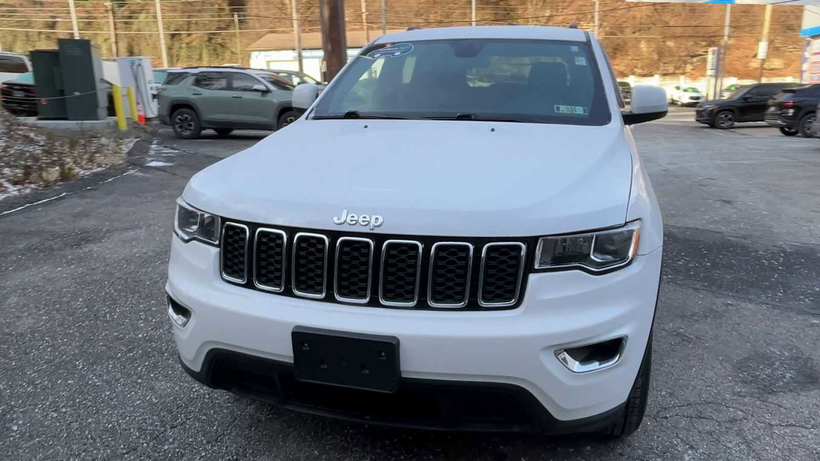 Used 2020 Jeep Grand Cherokee Laredo image 3