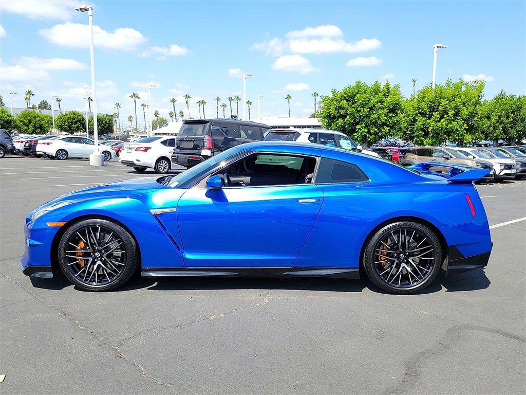 Used 2024 Nissan GT-R Premium w/ Premium Interior Package AWD/4WD image 3