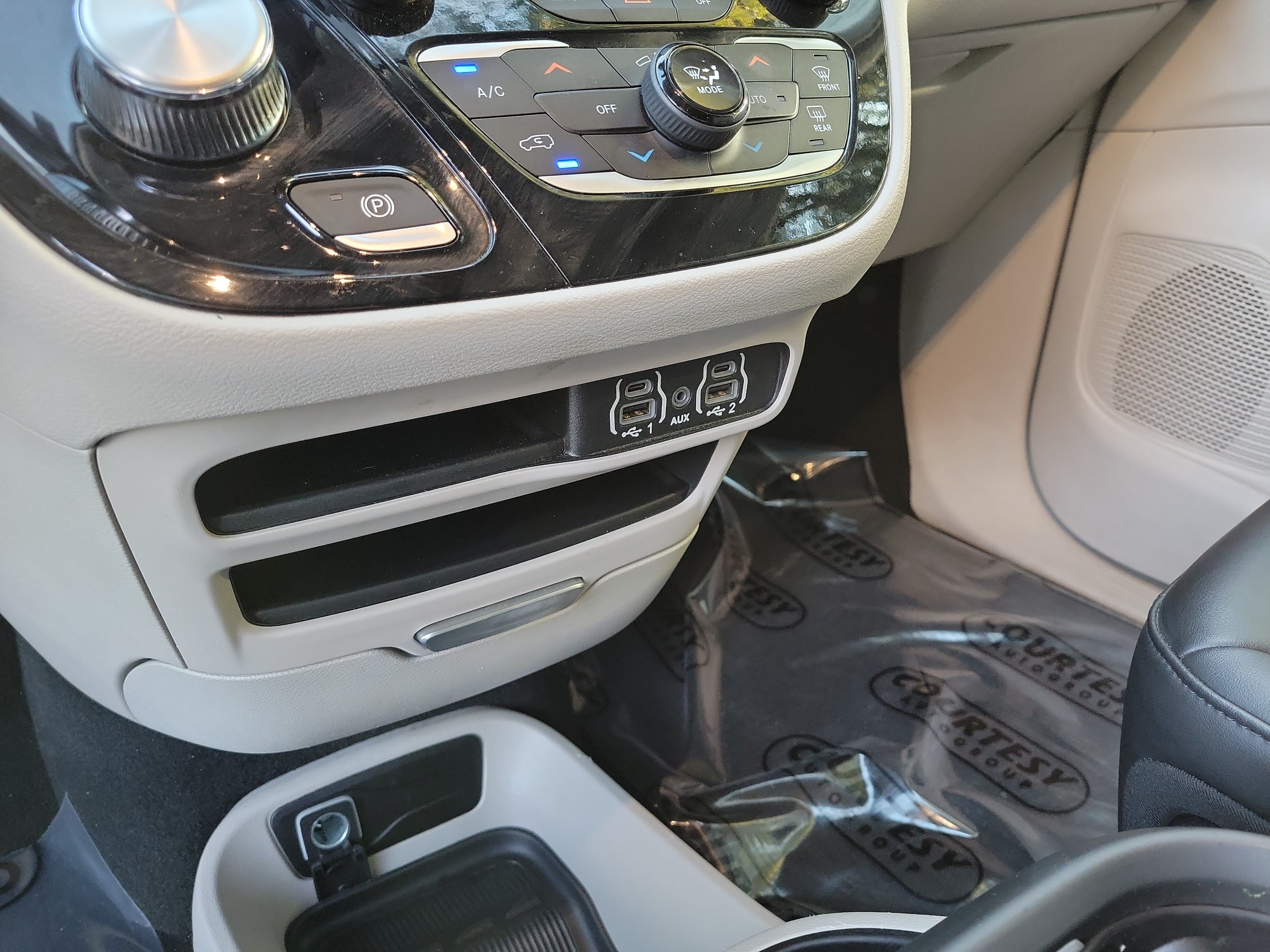 Used 2024 Chrysler Pacifica Touring-L FWD image 23