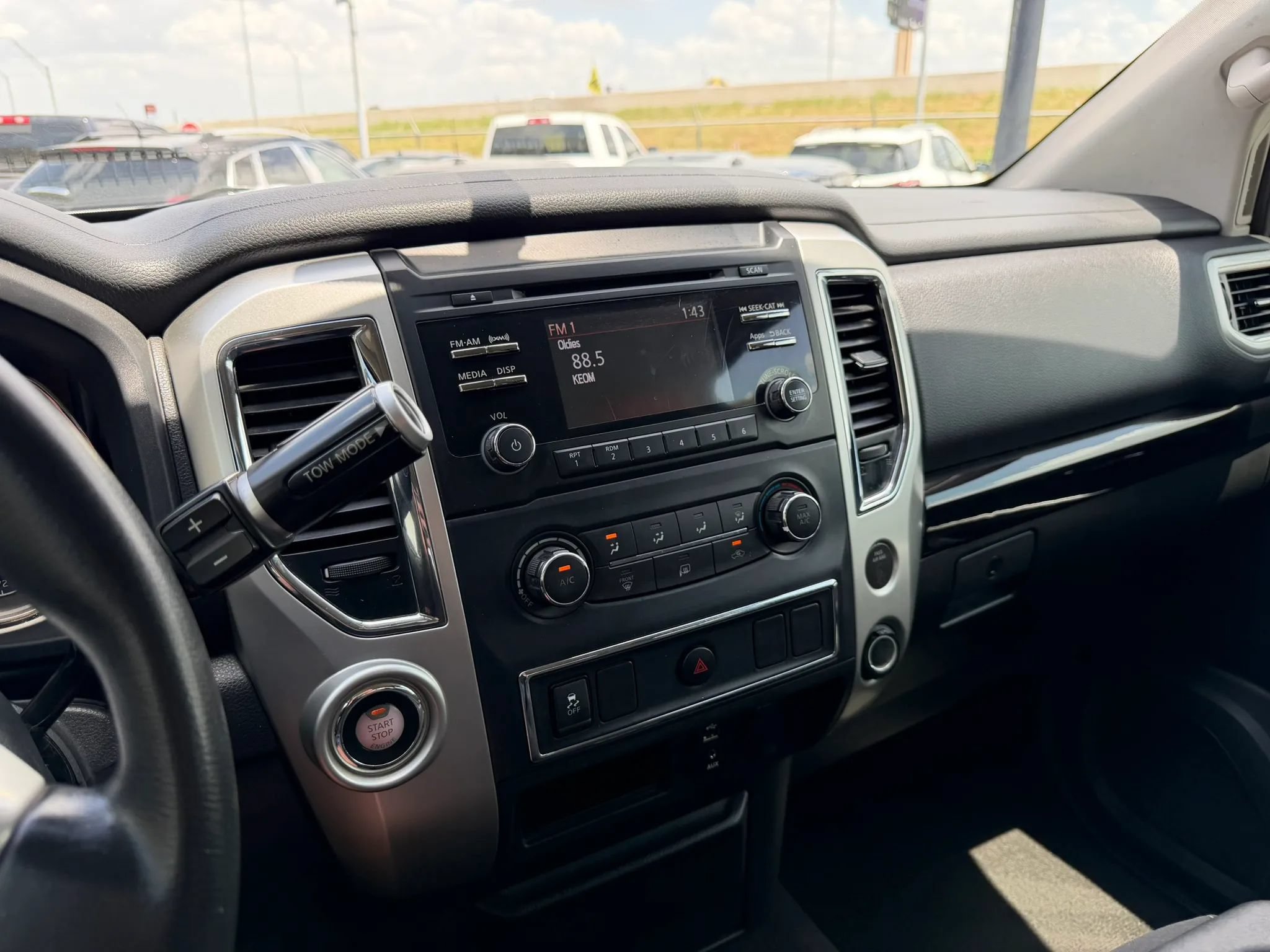 Used 2017 Nissan Titan SV RWD image 12