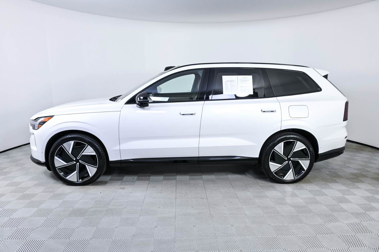 Certified 2025 Volvo EX90 Ultra AWD/4WD image 2