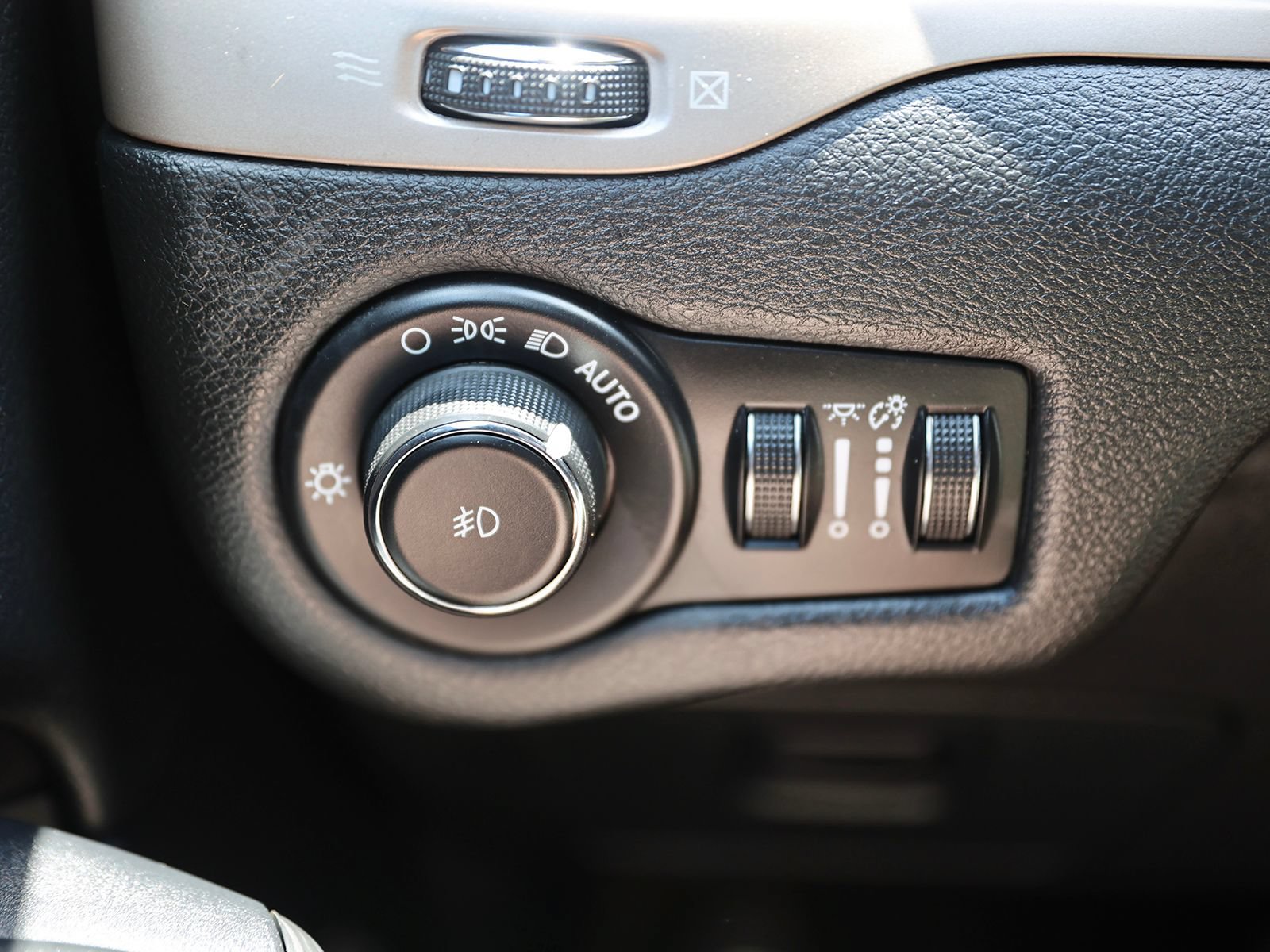 Used 2015 Jeep Cherokee Latitude w/ Cold Weather Group AWD/4WD image 35