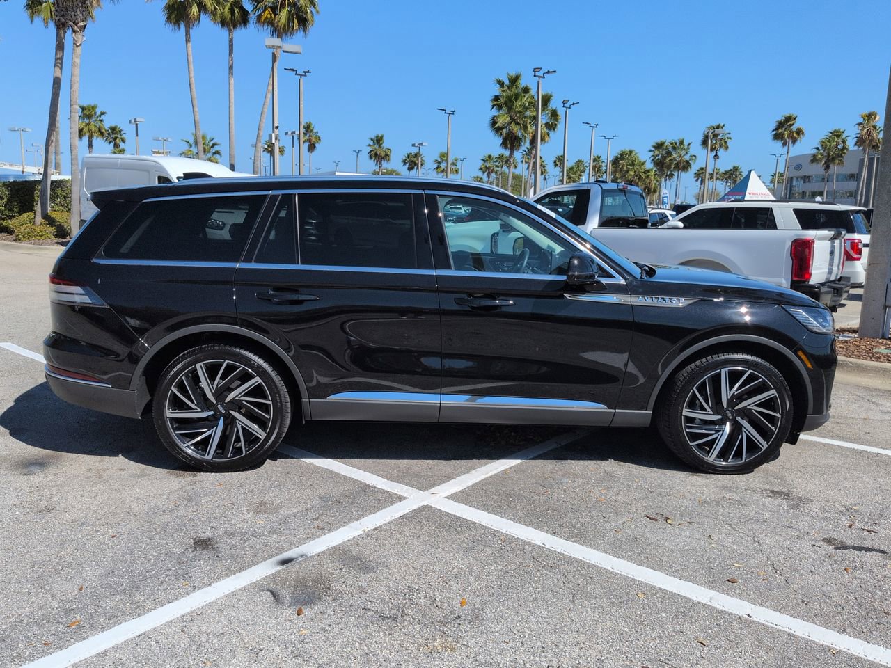 Certified 2025 Lincoln Aviator Reserve w/ Equipment Group 201A image 3