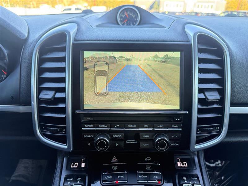 Used 2016 Porsche Cayenne w/ Premium Package AWD/4WD image 17