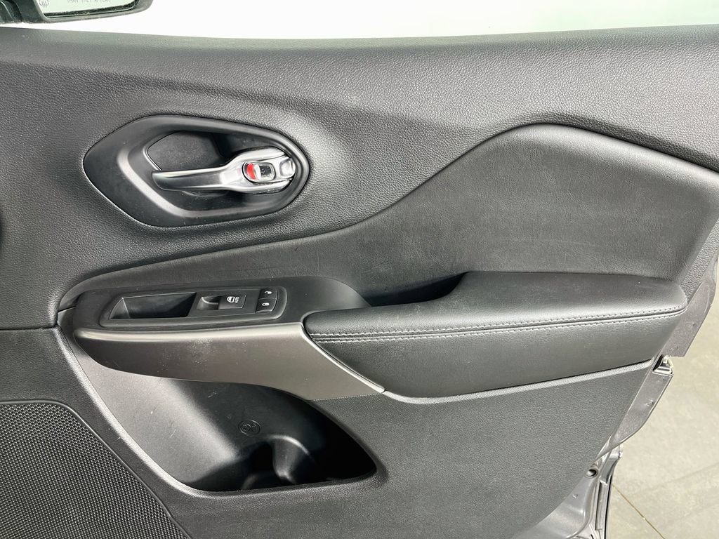 Used 2020 Jeep Cherokee Latitude Plus FWD image 36