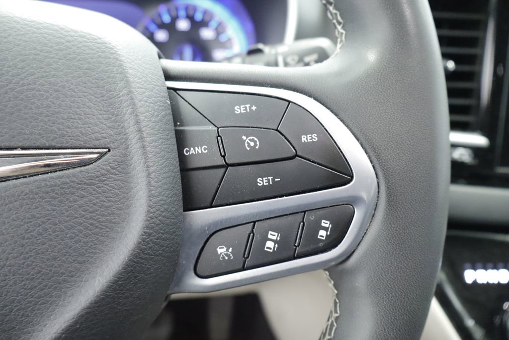 Used 2023 Chrysler Pacifica Touring-L FWD image 33