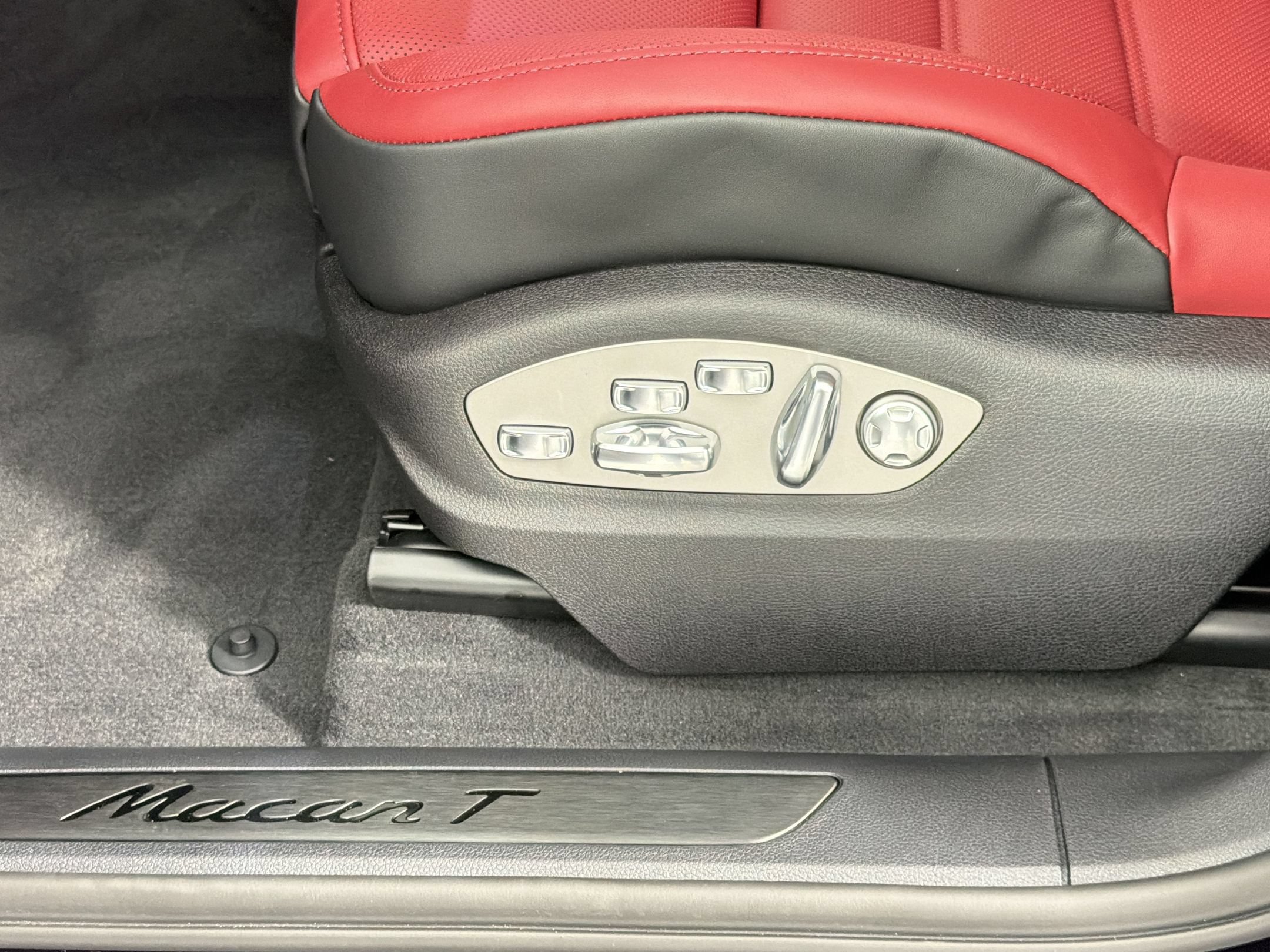 New 2026 Porsche Macan AWD/4WD image 14