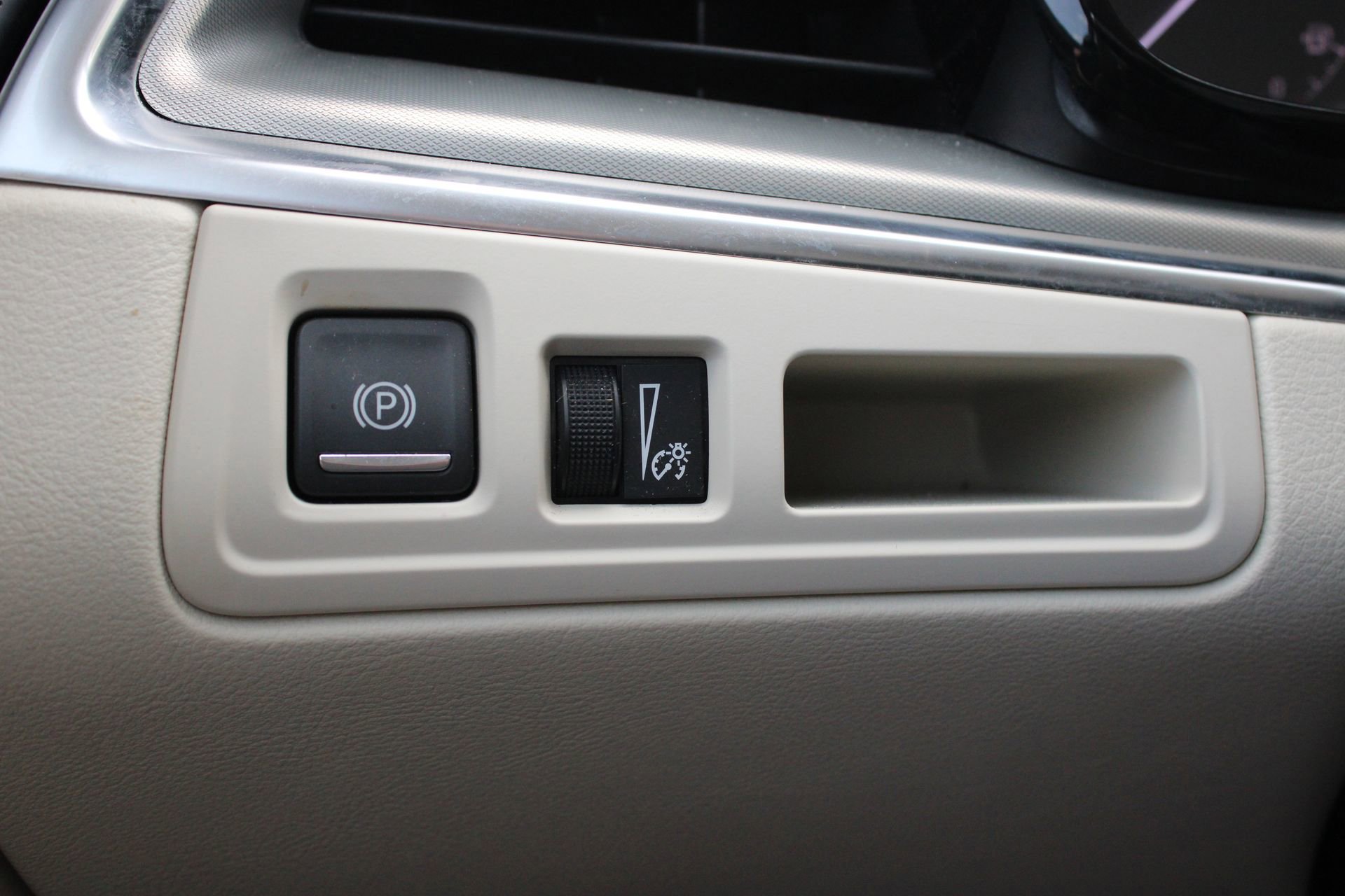 Used 2024 Cadillac XT5 Premium Luxury w/ LPO, Floor Liner Package AWD/4WD image 30