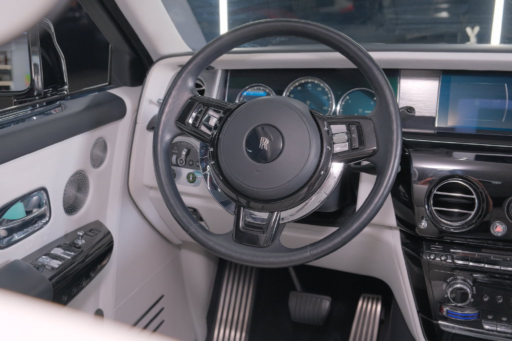 Used 2022 Rolls-Royce Phantom Sedan w/ The Phantom Package RWD image 38