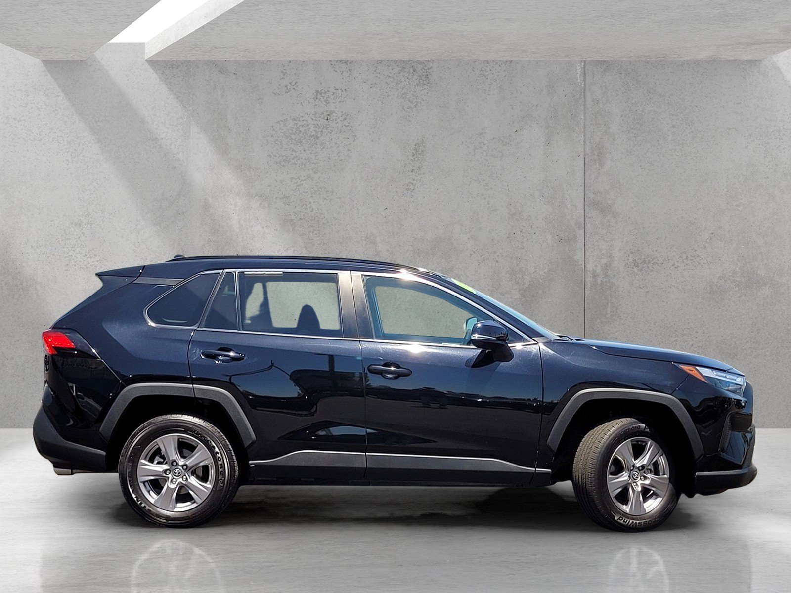 Used 2025 Toyota RAV4 XLE AWD/4WD image 4