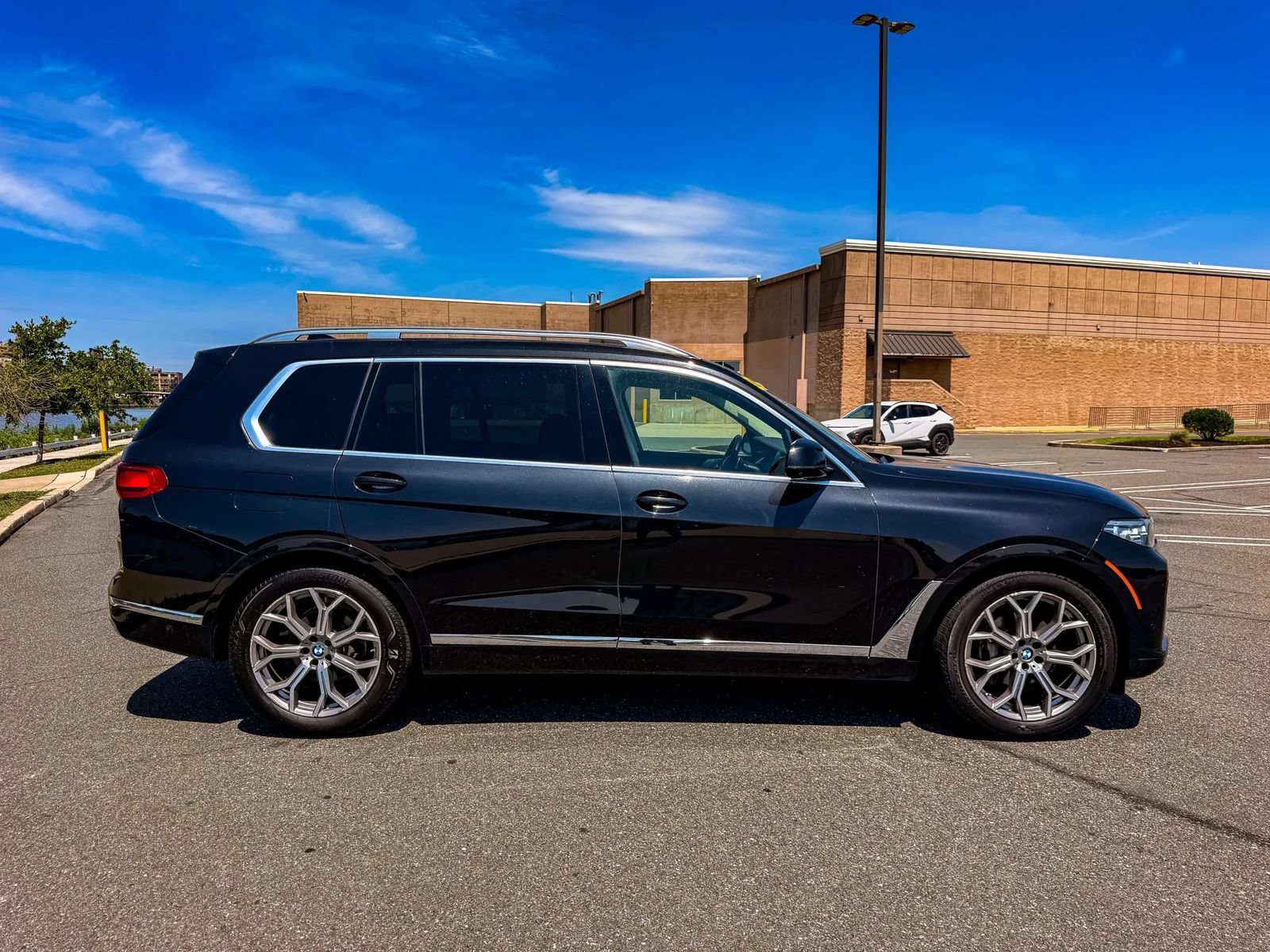 Used 2021 BMW X7 xDrive40i w/ Premium Package AWD/4WD image 7
