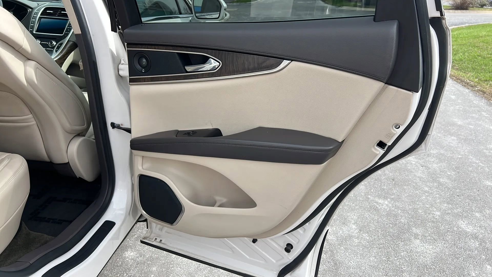 Used 2016 Lincoln MKX Reserve w/ Technology Package image 17