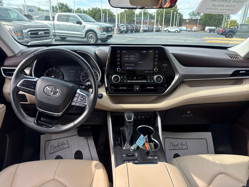 Used 2020 Toyota Highlander XLE AWD/4WD image 19