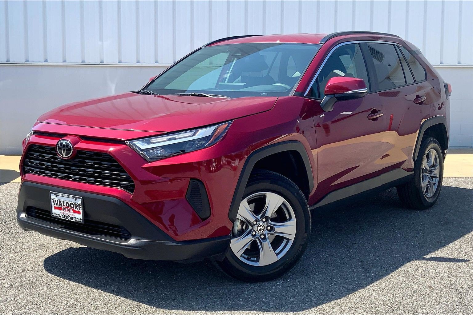 Used 2025 Toyota RAV4 XLE AWD/4WD image 2
