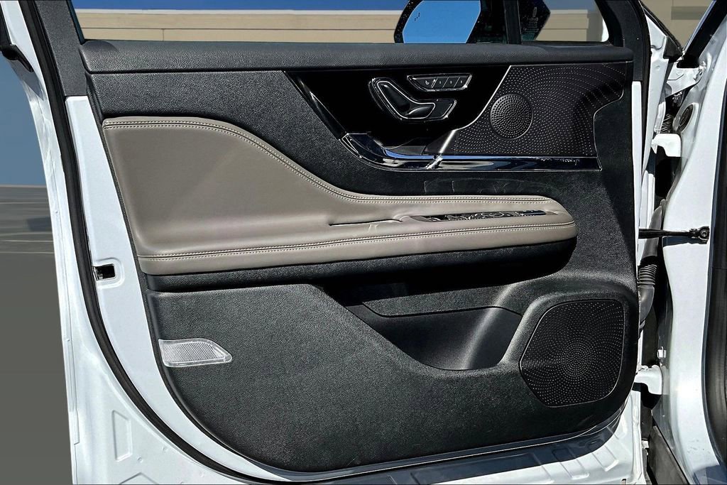 Used 2025 Lincoln Corsair Premiere image 22