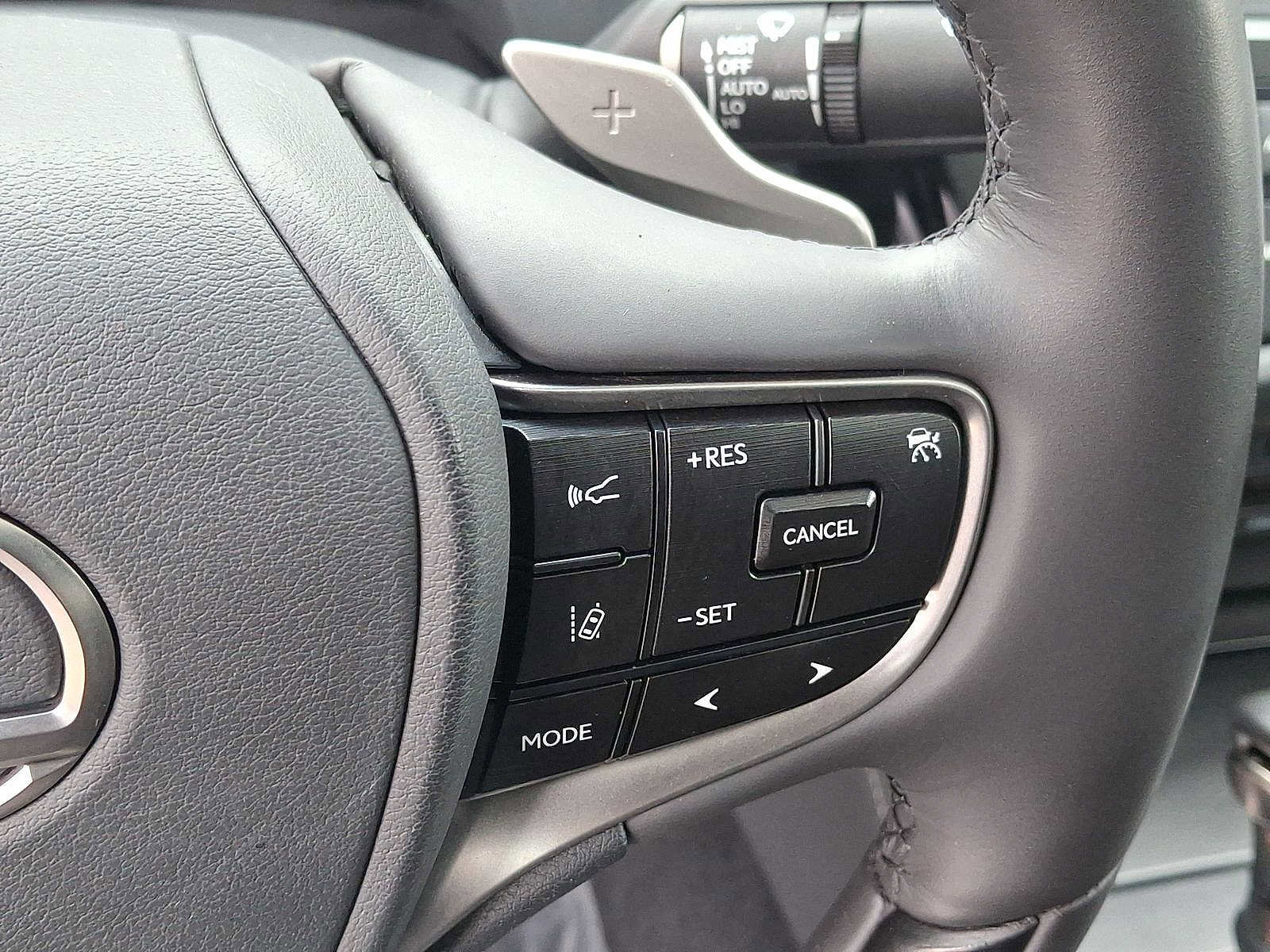 Used 2022 Lexus ES 300h w/ Luxury Package image 18