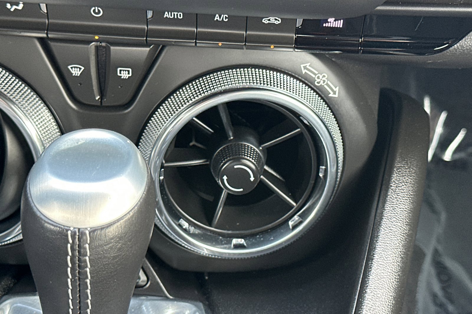 Used 2020 Chevrolet Camaro LT image 29