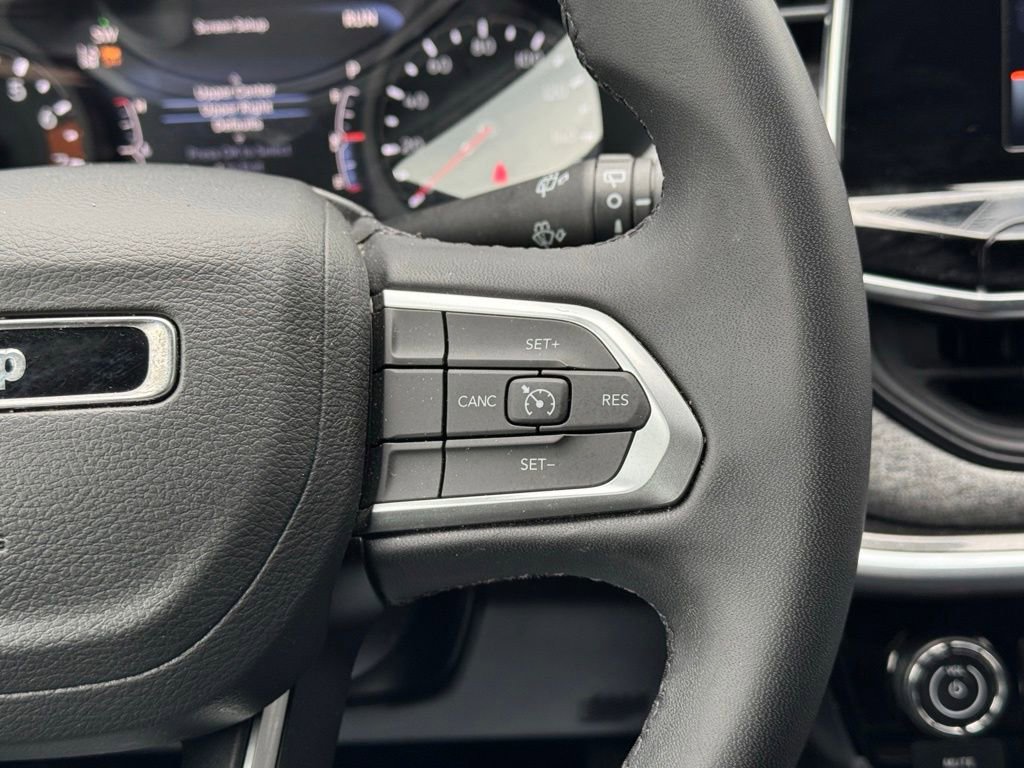 Used 2025 Jeep Compass Latitude image 36