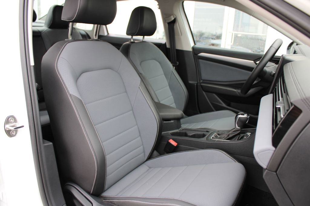 Certified 2025 Volkswagen Jetta SE w/ Black Wheel Package FWD image 26