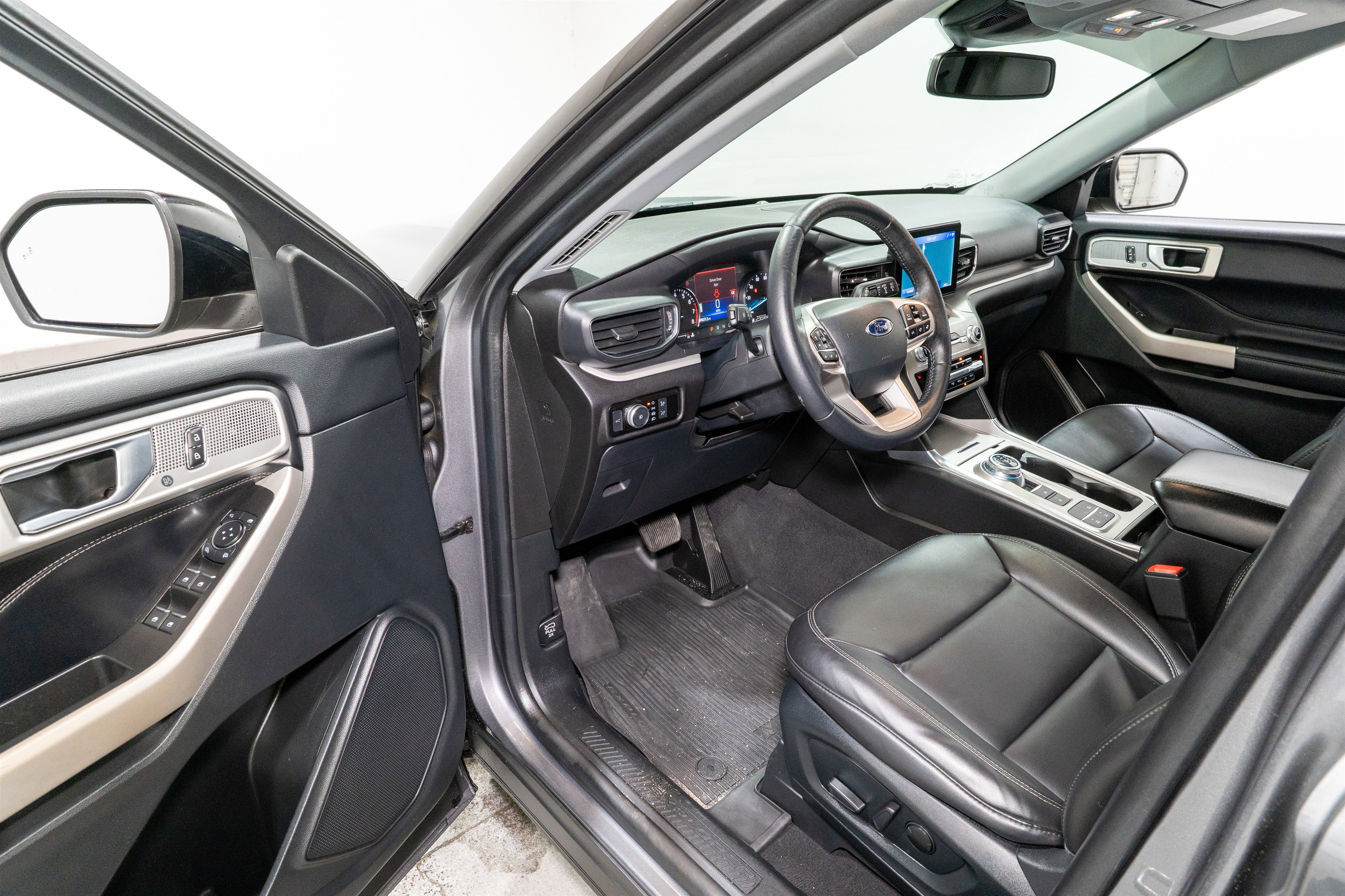 Used 2022 Ford Explorer XLT w/ Equipment Group 202A image 12