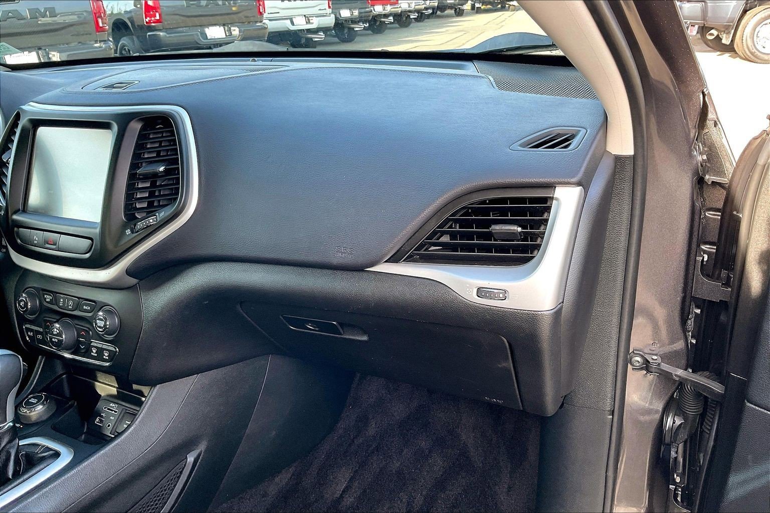 Used 2018 Jeep Cherokee Latitude Plus w/ Comfort/Convenience Group image 16