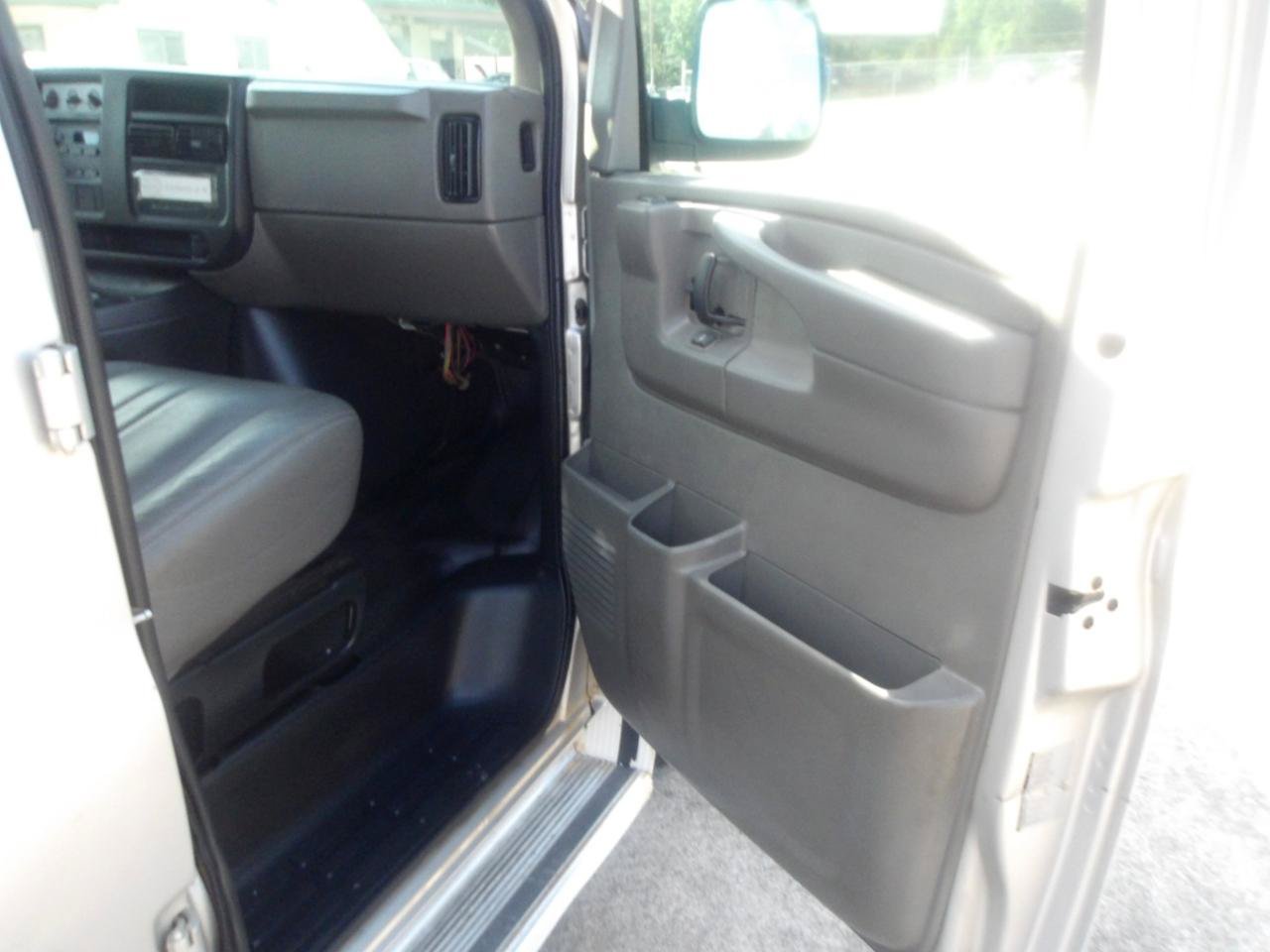 Used 2007 Chevrolet Express 2500 Passenger w/ Power and Light Package RWD image 6
