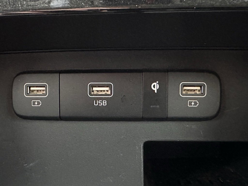 Used 2024 Kia Carnival EX image 28