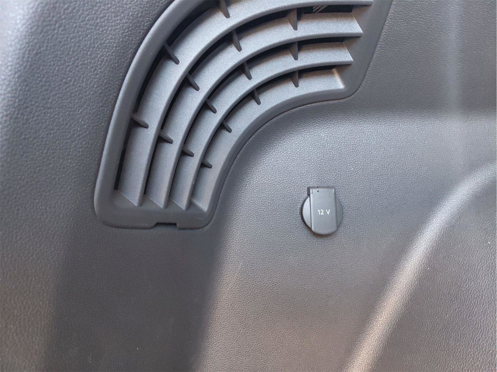 Used 2025 Volkswagen Atlas Cross Sport SE image 25