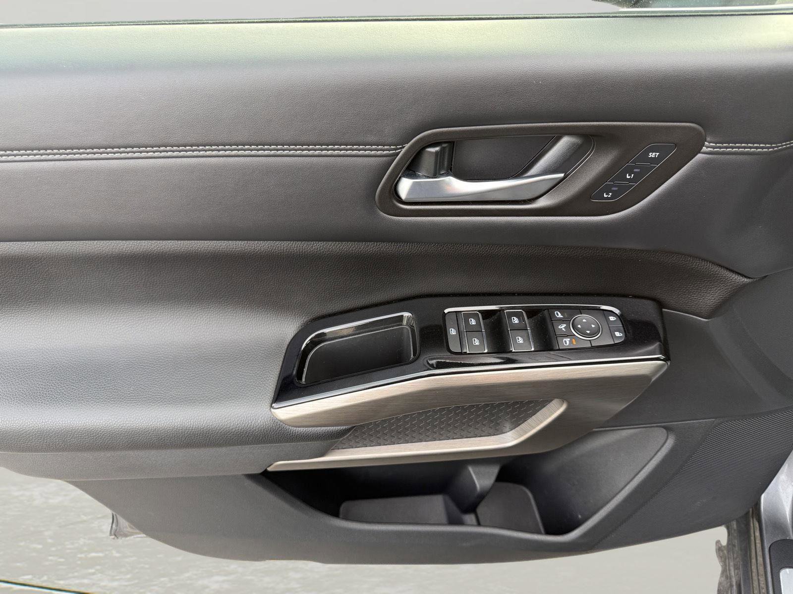 Used 2022 Nissan Pathfinder Platinum w/ Cargo Package AWD/4WD image 7